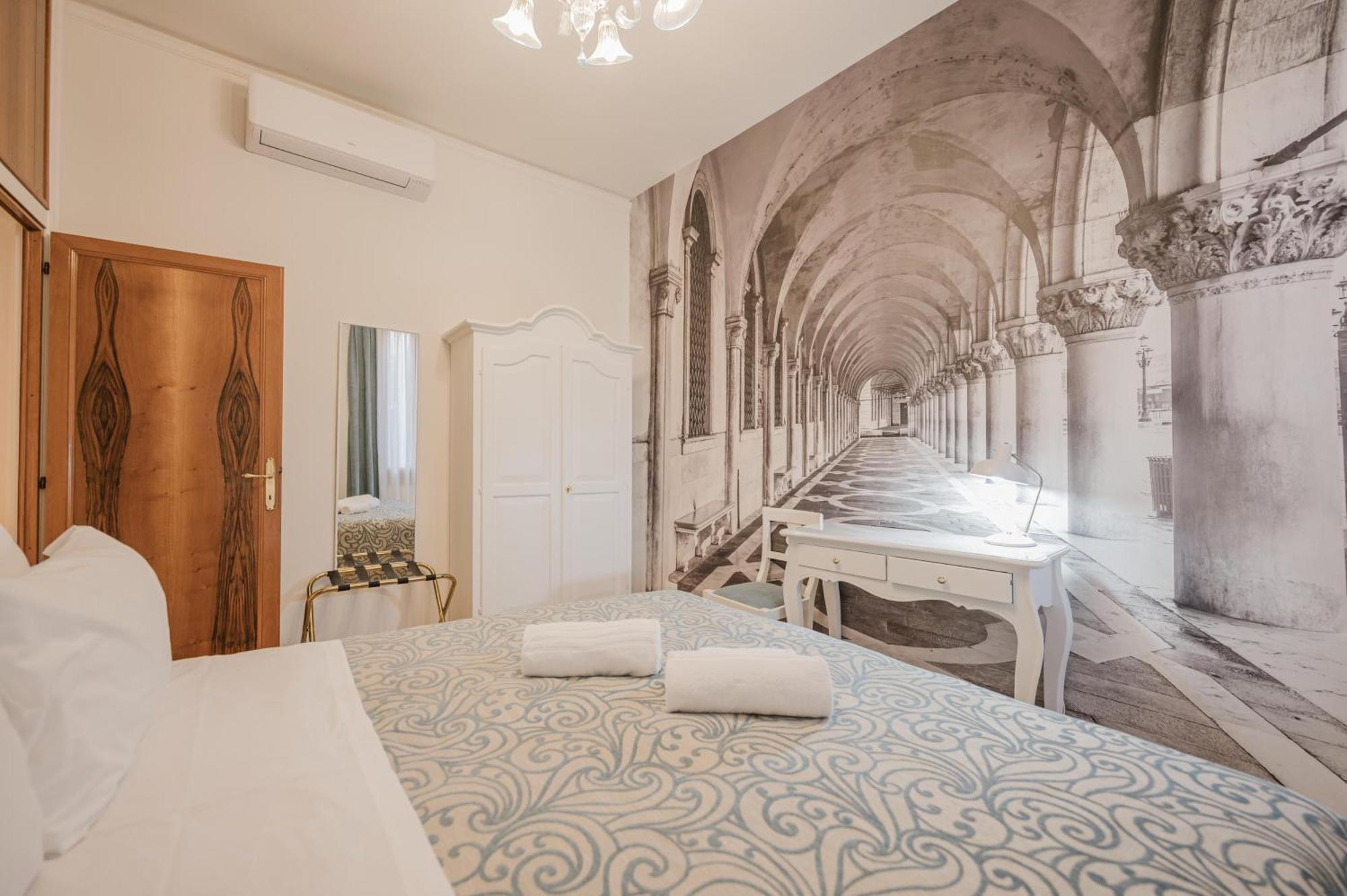 Santo Stefano Palace Apartment Venice